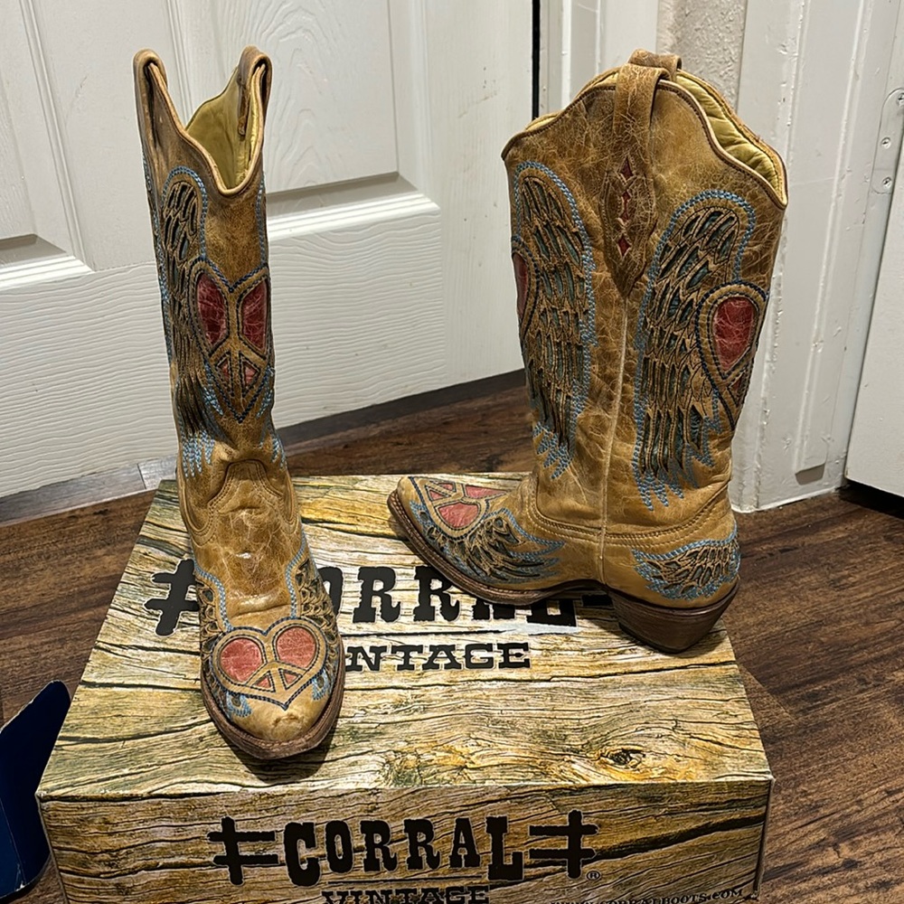 Size 10M corral vintage saddle blue jean wing and heart